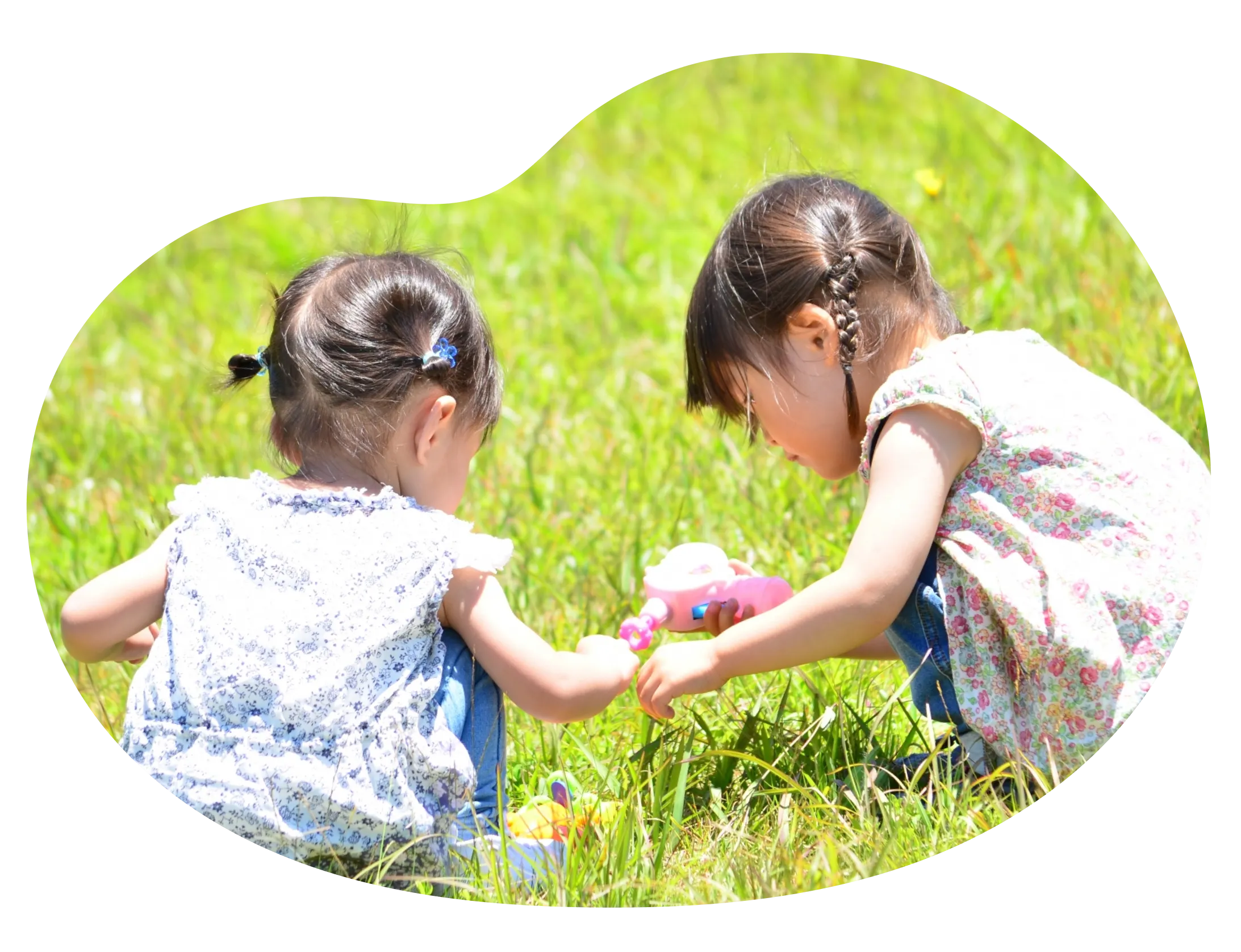 草原の中で遊ぶ子どもたちの写真
